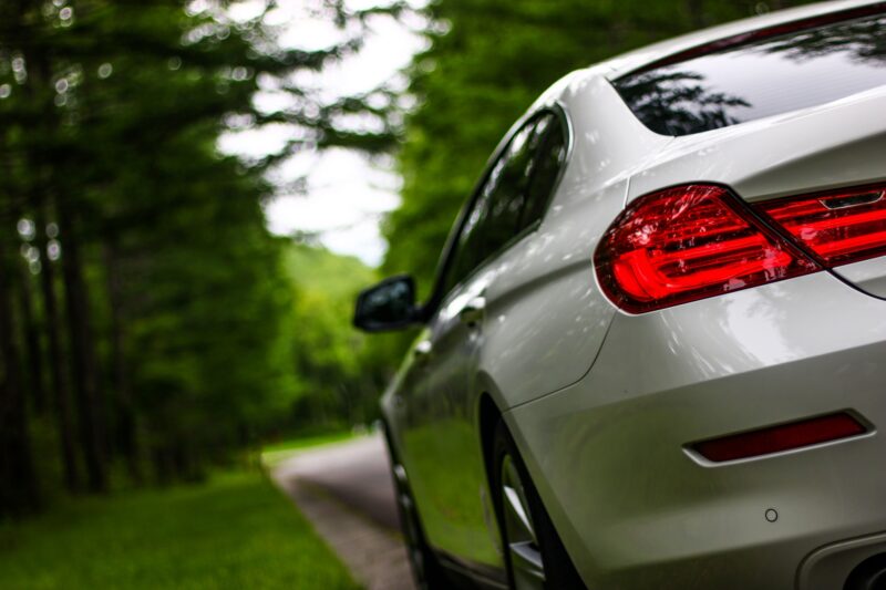 BMWのセダンのバックショット