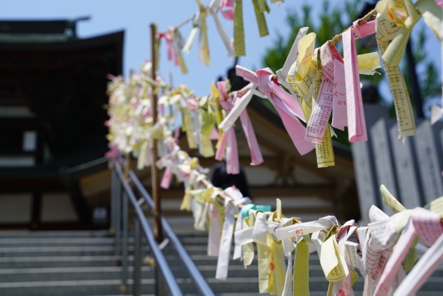 結んであるおみくじ