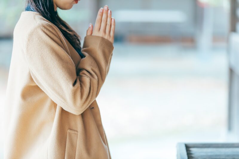 お参りする女性