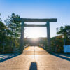 伊勢神宮（朝日に照らされる宇治橋鳥居）