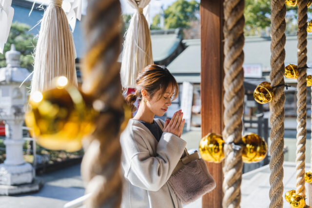 神社を参拝する女性