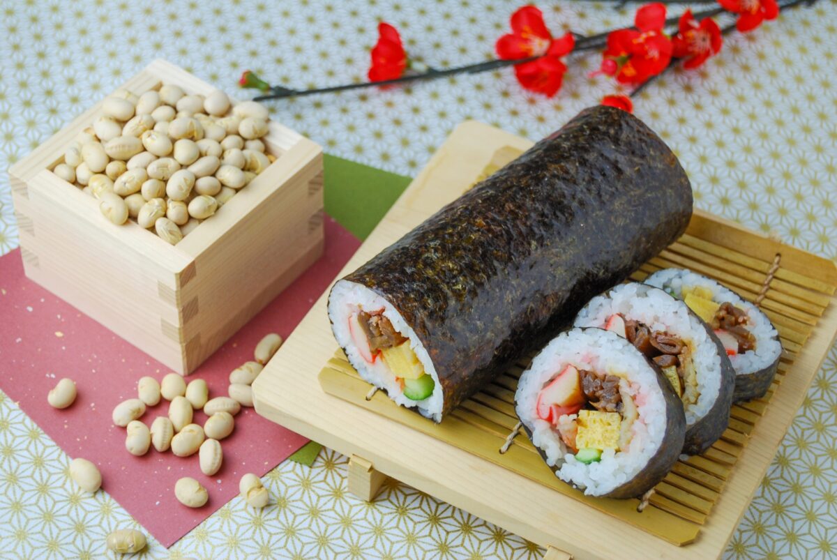 節分の豆と恵方巻